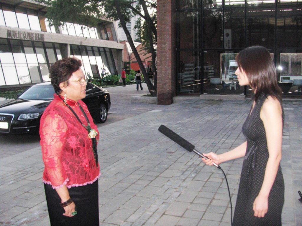 侯幸君在北京798藝術廣場接受電視專訪