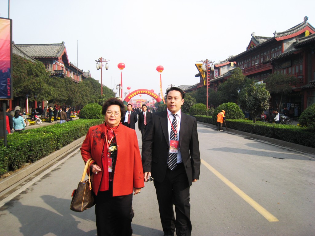 德立和媽媽參加河南開封的中國收藏論壇