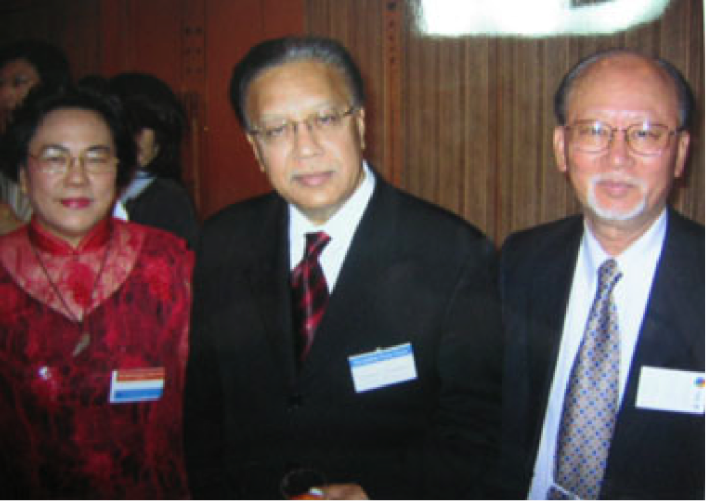 陳錦芳夫婦與聯合國秘書處次長Anwarul K. Chowdhury 合照於日本"全球和平電影祭" (2006年5月5日於別府市)